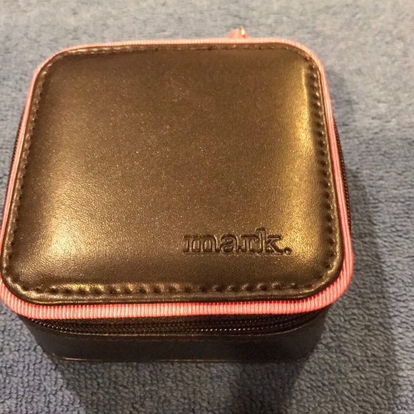 Small Zippered faux leather travel case - Picture 2 of 6